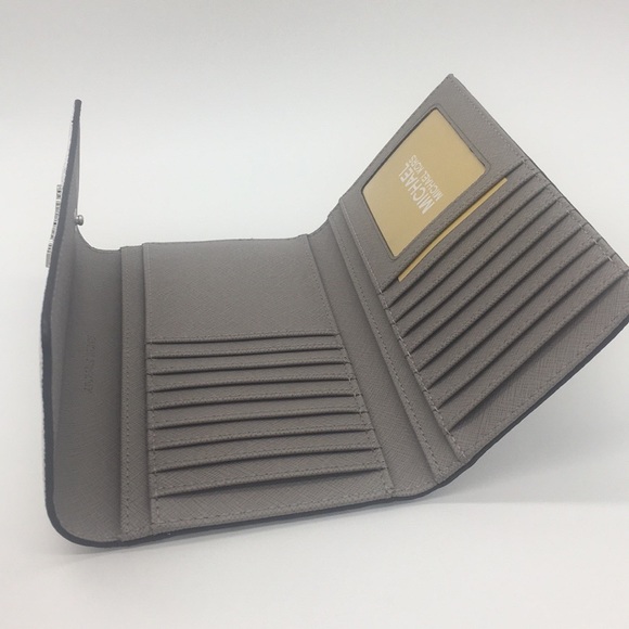 MICHAEL KORS JET SET TRAVEL Lg TRIFOLD WALLET - Picture 3 of 8